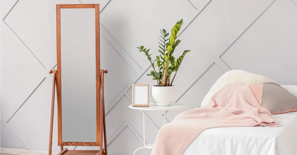 DIY Mirror Stand: A Stylish mirror with affordable materials